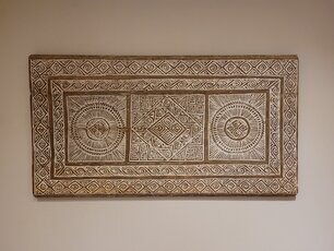 Wanddekoration aus Holzschnitzerei – 140 x 75 cm