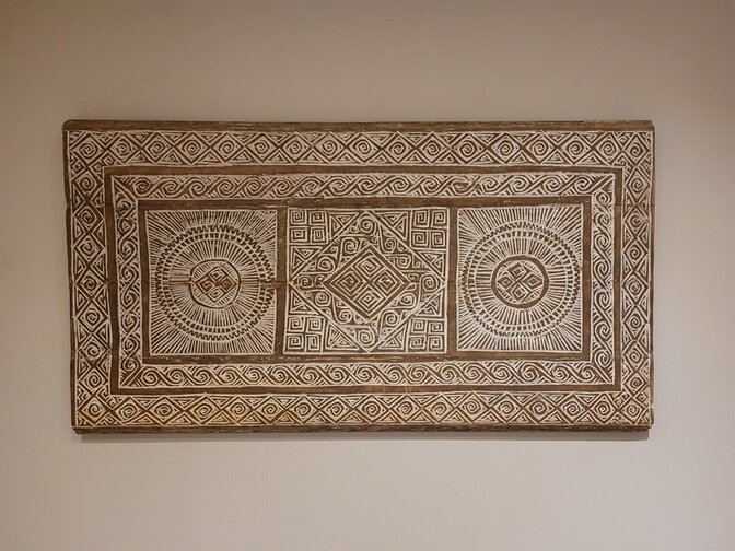 Wanddekoration aus Holzschnitzerei – 140 x 75 cm