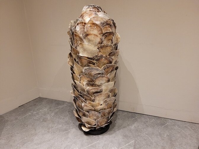 Stehlampe mit Austernschalen – 45 x 115 cm