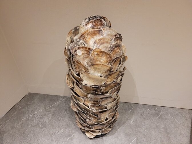 Stehlampe mit Austernschalen – 45 x 115 cm