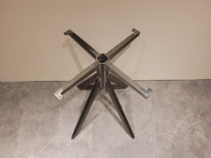 Rustikales Tischgestell– 4 Beine mit Rohr