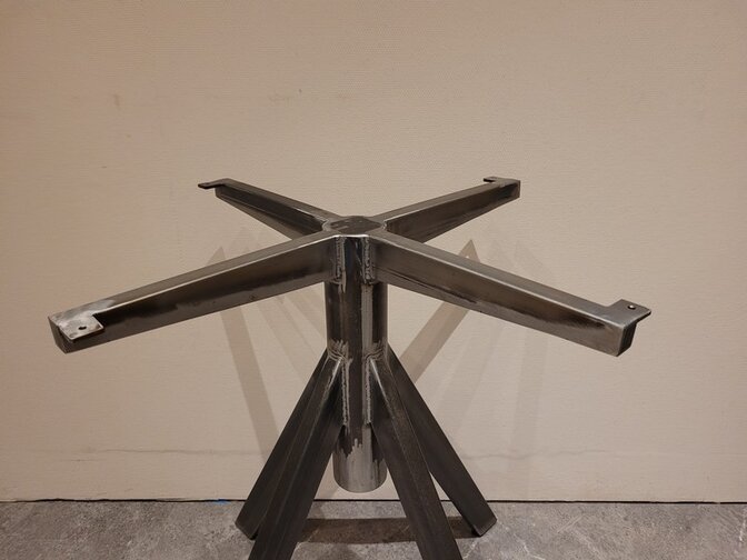 Rustikales Tischgestell– 4 Beine mit Rohr