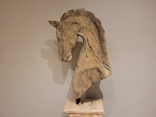 Pferdekopf aus Holz auf Ständer – 50 x 92 x 22 cm