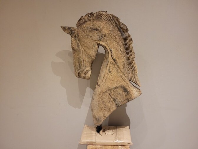 Pferdekopf aus Holz auf Ständer – 50 x 92 x 22 cm