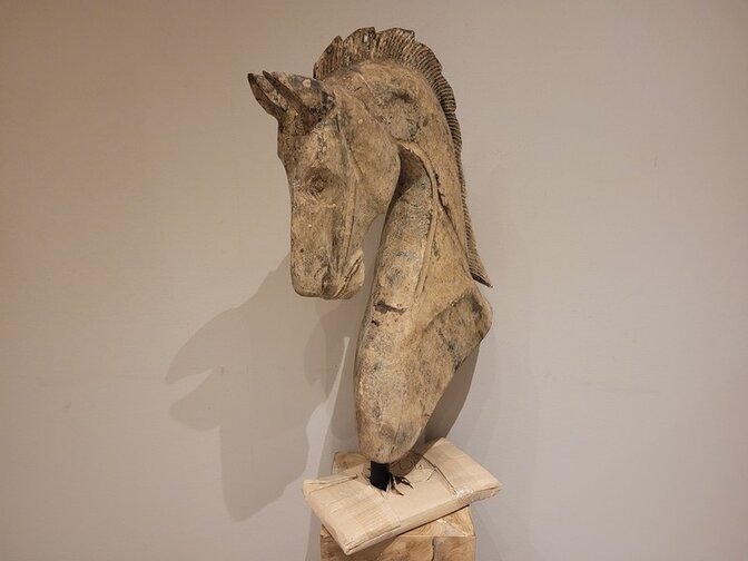 Pferdekopf aus Holz auf Ständer – 50 x 92 x 22 cm