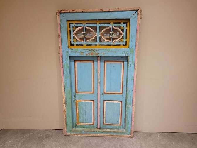 Altes orientalisches Fenster mit Fensterläden – 95 x 155 x 9 cm