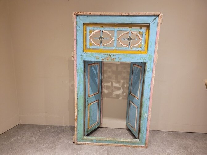 Altes orientalisches Fenster mit Fensterläden – 95 x 155 x 9 cm