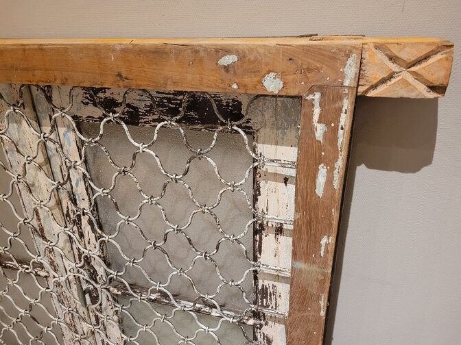 Alter Fensterrahmen mit Gitter – 160 x 125 x 13 cm