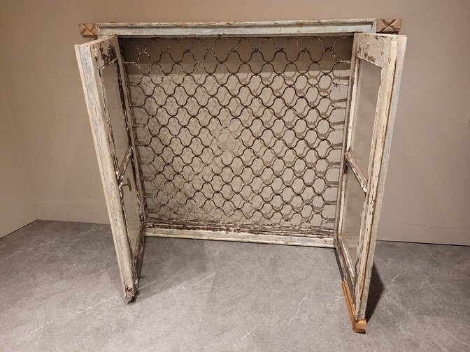 Alter Fensterrahmen mit Gitter – 160 x 125 x 13 cm