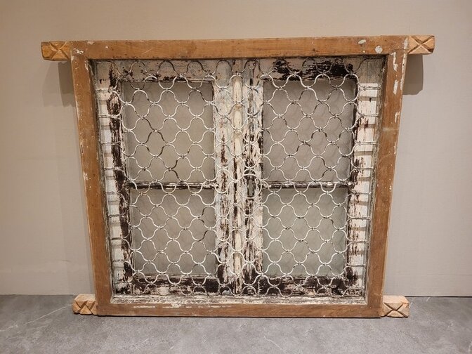 Alter Fensterrahmen mit Gitter – 160 x 125 x 13 cm