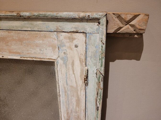 Alter Fensterrahmen mit Gitter – 160 x 125 x 13 cm