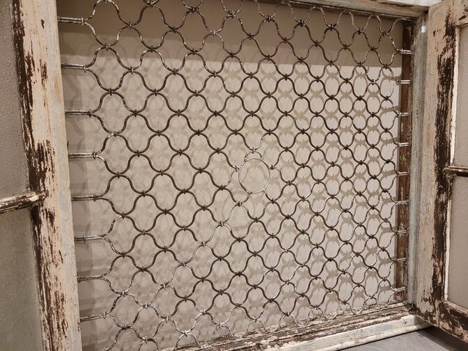 Alter Fensterrahmen mit Gitter – 160 x 125 x 13 cm