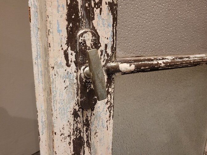 Alter Fensterrahmen mit Gitter – 160 x 125 x 13 cm