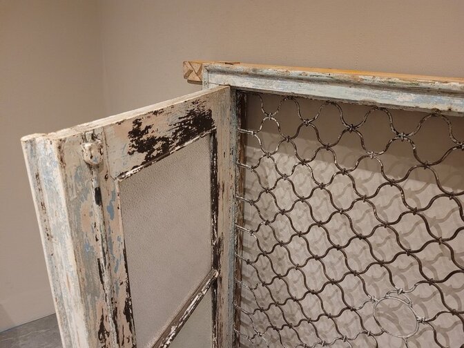 Alter Fensterrahmen mit Gitter – 160 x 125 x 13 cm