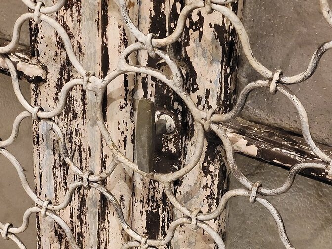 Alter Fensterrahmen mit Gitter – 160 x 125 x 13 cm