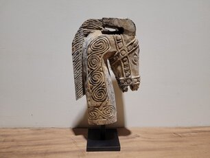 Pferdekopf aus Holz auf Ständer - 45cm