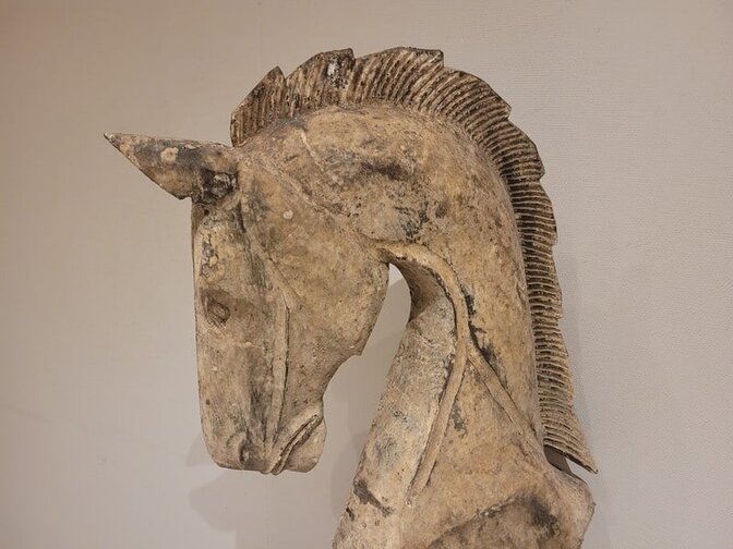 Pferdekopf aus Holz auf Ständer – 90 cm