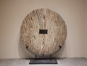 Runde Holz Dekoscheibe auf Ständer – 120 x 140 cm
