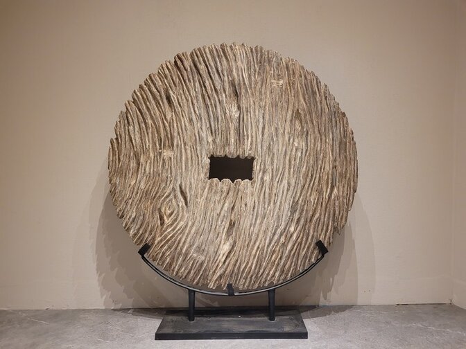 Runde Holz Dekoscheibe auf Ständer – 120 x 140 cm