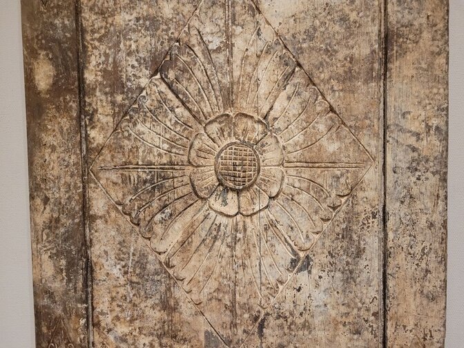 Wanddekoration aus Holzschnitzerei – 75 x 160 x 4 cm