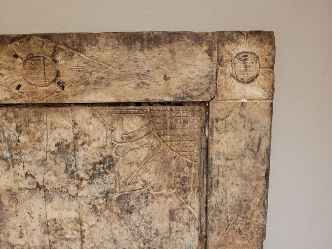 Wanddekoration mit Holzschnitzerei – 75 x 160 x 4 cm