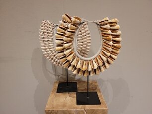 Muschelkranz auf Ständer – mittel – Mix