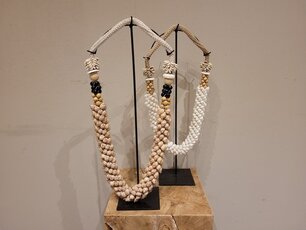 Muschelkette auf Ständer – mittel – Mix