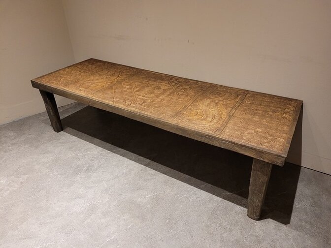 Couchtisch mit Holzschnitzerei – 70x200x50cm