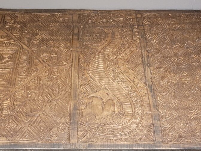 Couchtisch mit Holzschnitzerei – 70x200x50cm