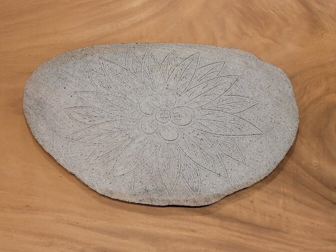 Naturstein-Trittsteine mit Blumenmotiv +/- 55x40cm