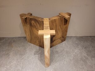 Suar-Y-Tischfuß für echte Baumstammtische