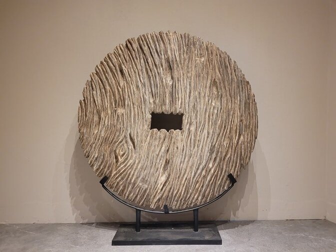 Runde Holz Dekoscheibe auf Ständer – 120 x 140 cm