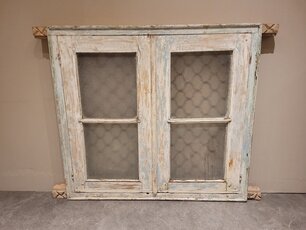 Alter Fensterrahmen mit Gitter – 160 x 125 x 13 cm