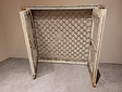 Alter Fensterrahmen mit Gitter – 160 x 125 x 13 cm