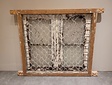Alter Fensterrahmen mit Gitter – 160 x 125 x 13 cm