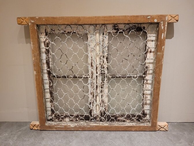 Alter Fensterrahmen mit Gitter – 160 x 125 x 13 cm
