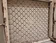 Alter Fensterrahmen mit Gitter – 160 x 125 x 13 cm