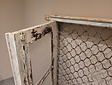 Alter Fensterrahmen mit Gitter – 160 x 125 x 13 cm