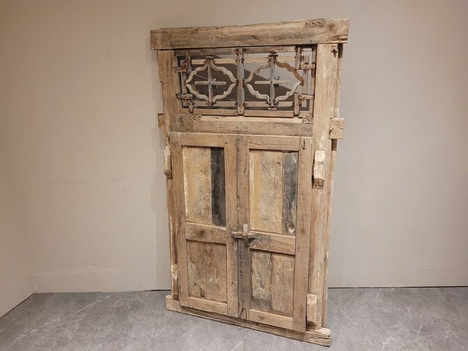 Altes orientalisches Fenster mit Fensterläden – 95 x 155 x 9 cm