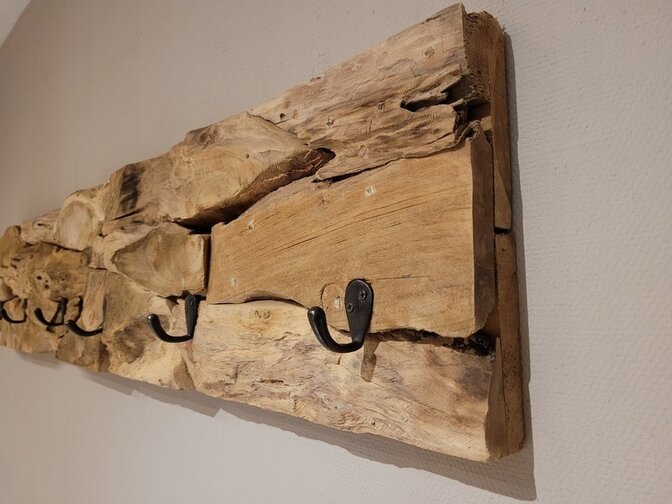 Wandgarderobe aus Teakholz 130 x 25 cm – Wurzelholz