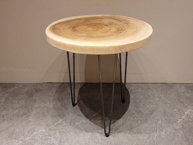 Runder Couchtisch mit Hairpins & Baumstamm-Tischplatte 70x75 cm