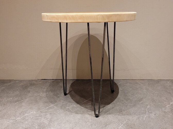 Runder Couchtisch mit Hairpins & Baumstamm-Tischplatte 70x75 cm