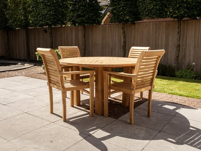 Teak-Gartenset Toscane 135 mit 4 stapelbaren Stühlen