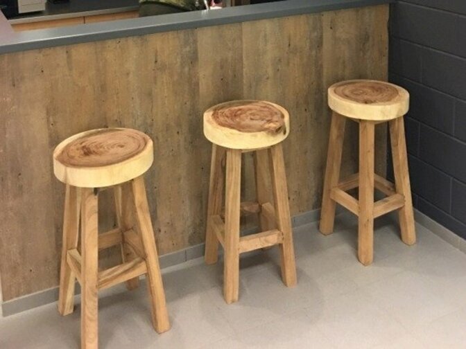 Baumstamm-Stehtisch 180 cm mit 6 runden Hockern