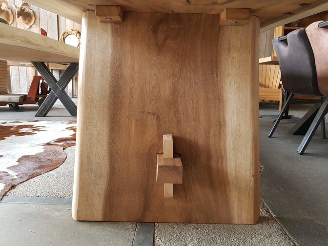 Tischgestell aus Holz für Baumstamm-Tisch