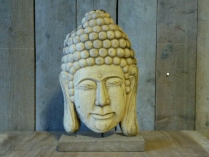 Buddha aus Holz auf Sockel – mittel