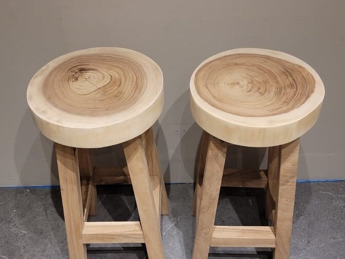 Baumstamm-Stehtischhocker – rund – 75 cm