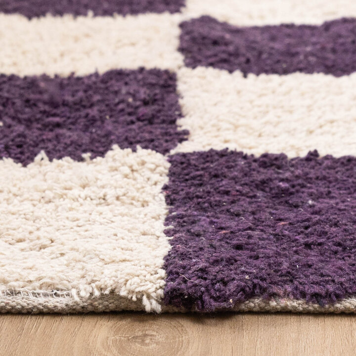 Retromatta - Gambit Mörklila/Vit