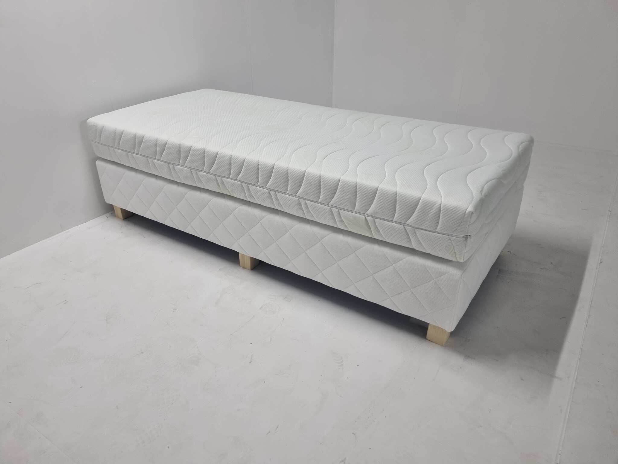 Oslo basic + matras - 80cm