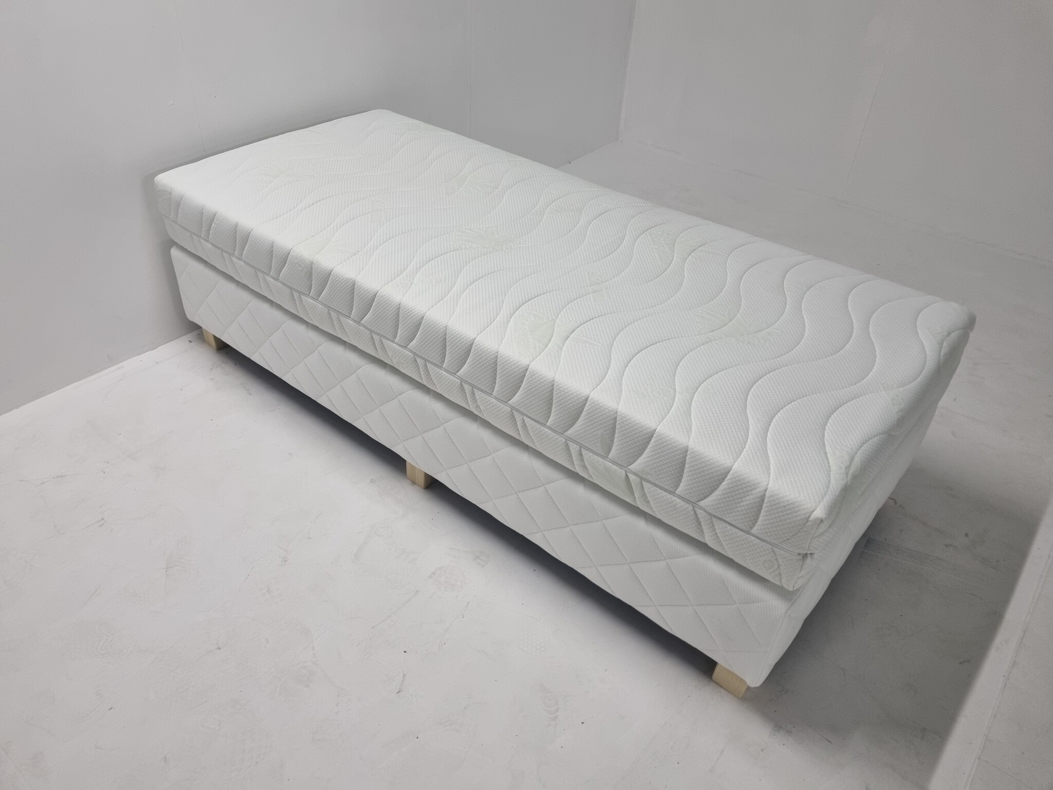 Oslo basic + matras - 80cm